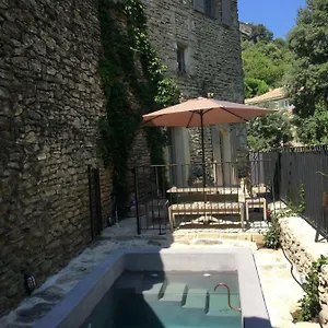  Hébergement de vacances La Calade, Maison De Village